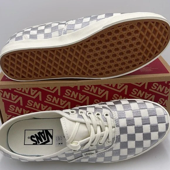 Vans WMNS Authentic Lowpro Embroidered Check Lunar R
VN000D047VF
Sneakers - Picture 3 of 16